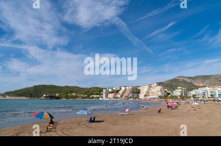 Oropesa del Mar Strand mit Menschen Costa del Azahar, Spanien in der Nähe von Benicassim und Marina D`Or Stockfoto